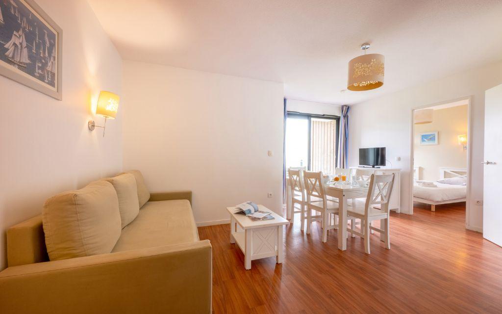 Slide Living room with dining area in one of the Fleur de Sel residence's accommodation units in Guidel