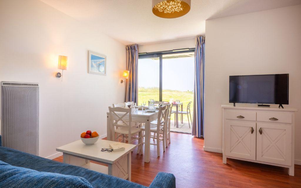 Slide Dining room with outdoor view in the Fleur de Sel residence in southern Brittany