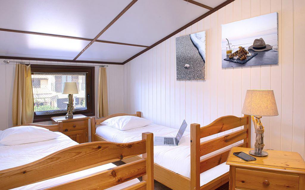Slide Chambre à l’étage d’une maison avec deux lits simples au sein du domaine les tamaris et les portes du soleil