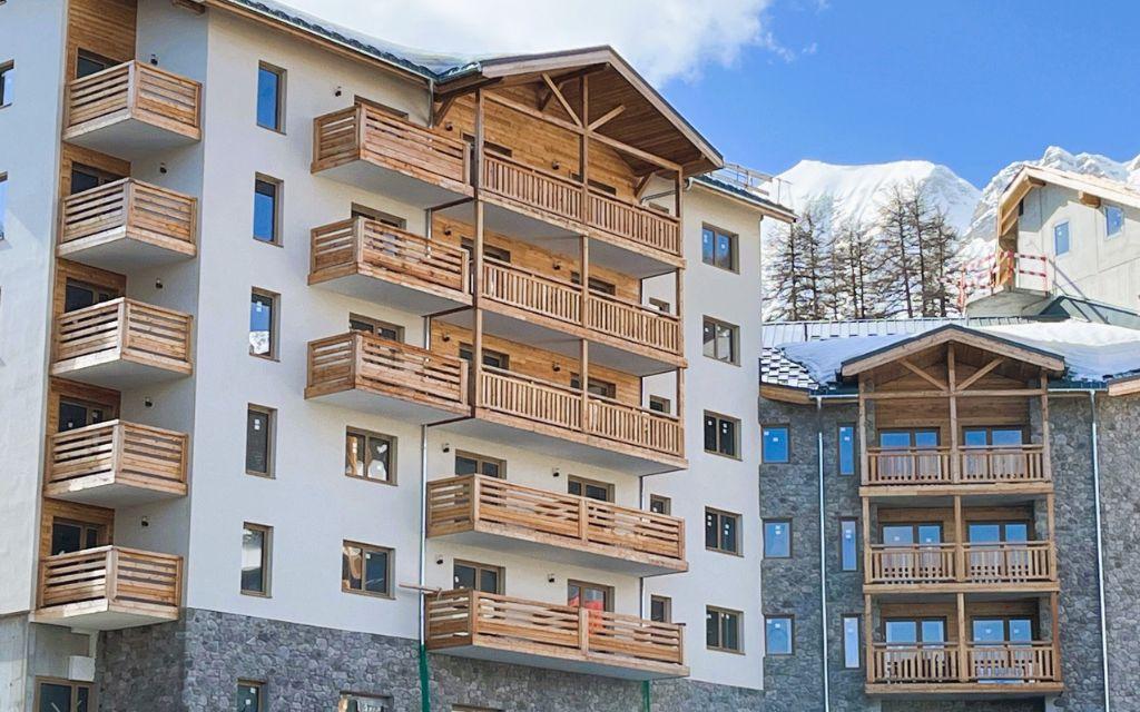 Slide Façade extérieure sous la neige de la résidence Arya Living Stone à Vars