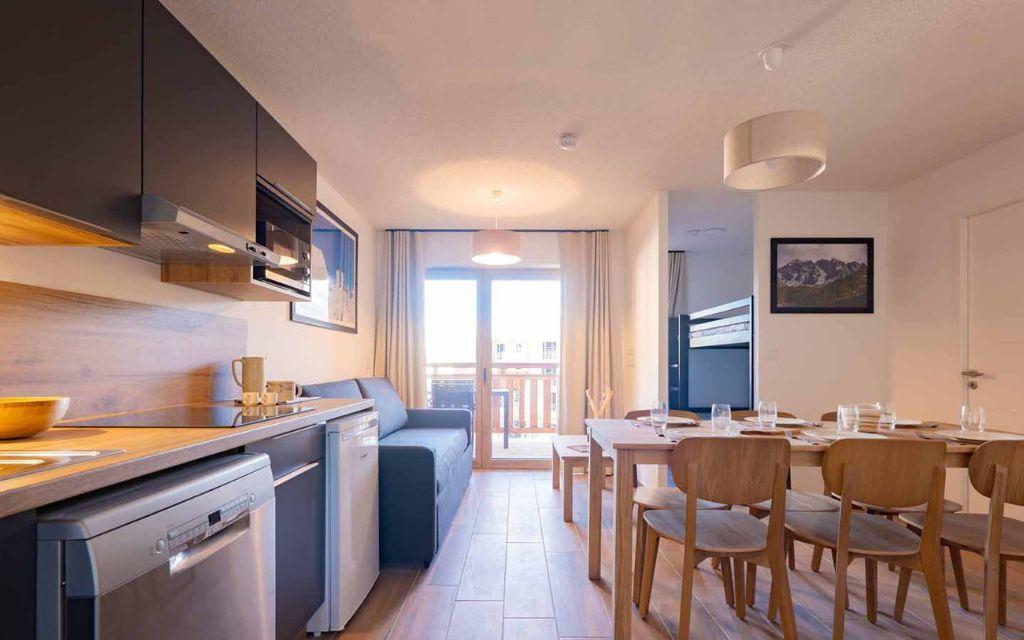 Slide Vue d’ensemble d’un séjour d’un appartement trois pièces de la résidence Arya Living Stone