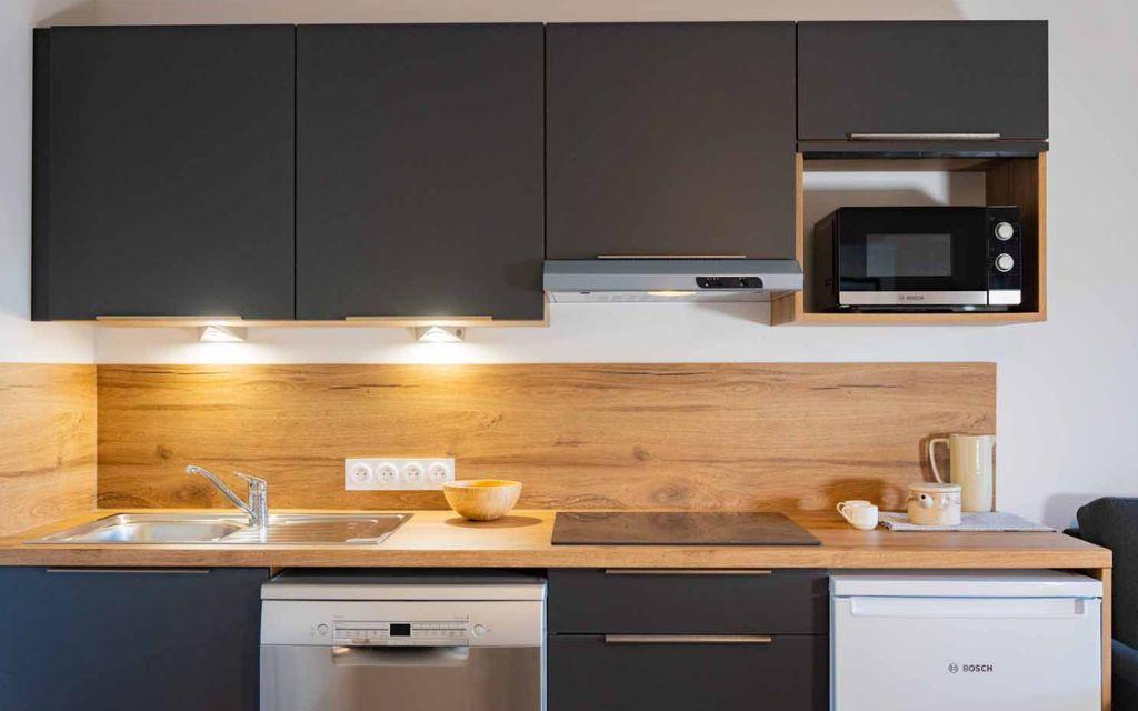 Slide Cuisine équipée et moderne d’un 3 pièces à Arya Living stone
