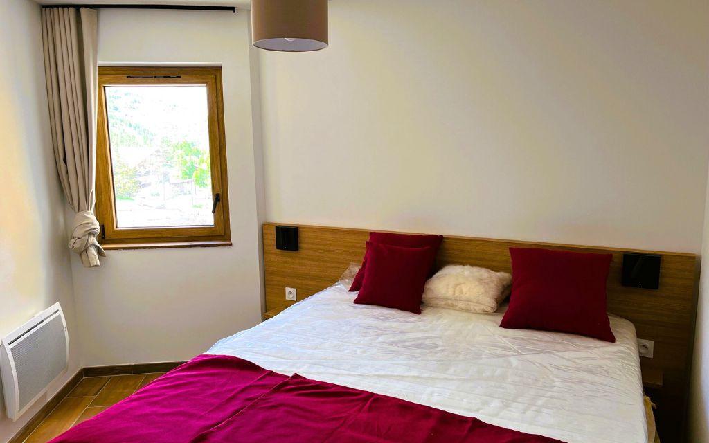 Slide Chambre avec un lit double dans un logement d’Arya Living Stone