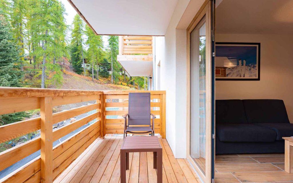 Slide Balcon avec table et chaise d’un studio de la résidence Arya Living Stone à Vars