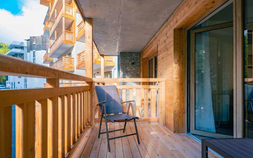 Slide Balcon avec salon de jardin au sein d’un appartement de la résidence Arya Living stone