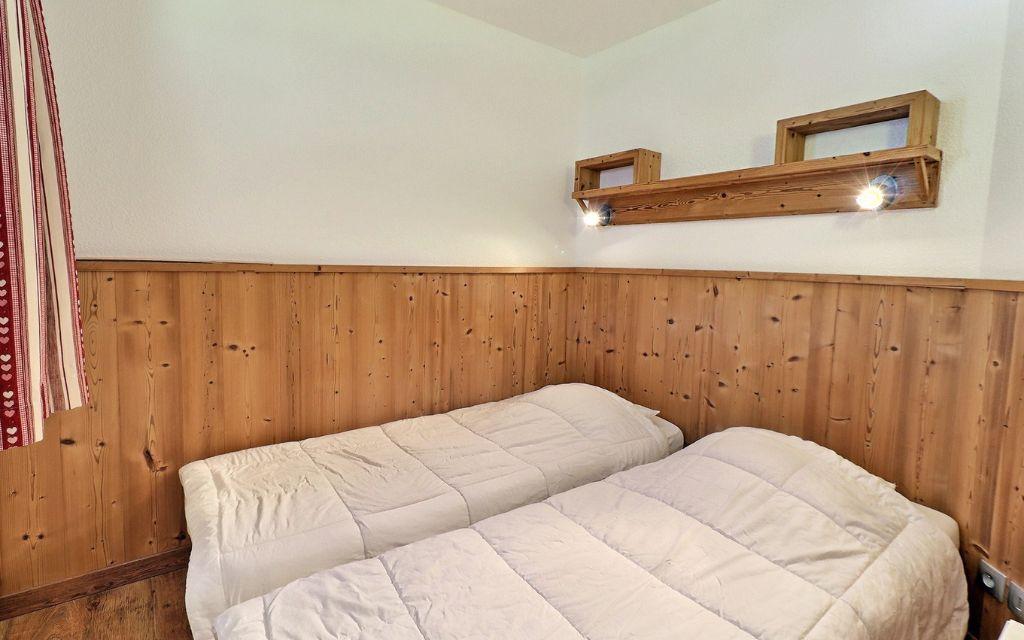 Slide Chambre avec deux lits simples au sein de la résidence Grand Bois à La Tania Courchevel