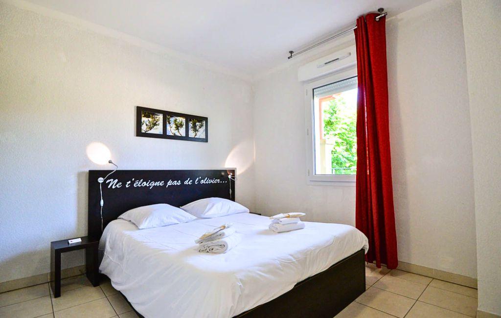 Slide Spacious master double bedroom in accommodation at Château de Jouarres in Azille
