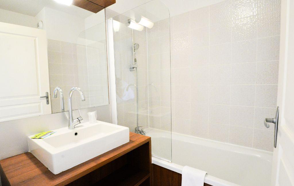 Slide Functional bathroom in the Château de Jouarres accommodation in Azille