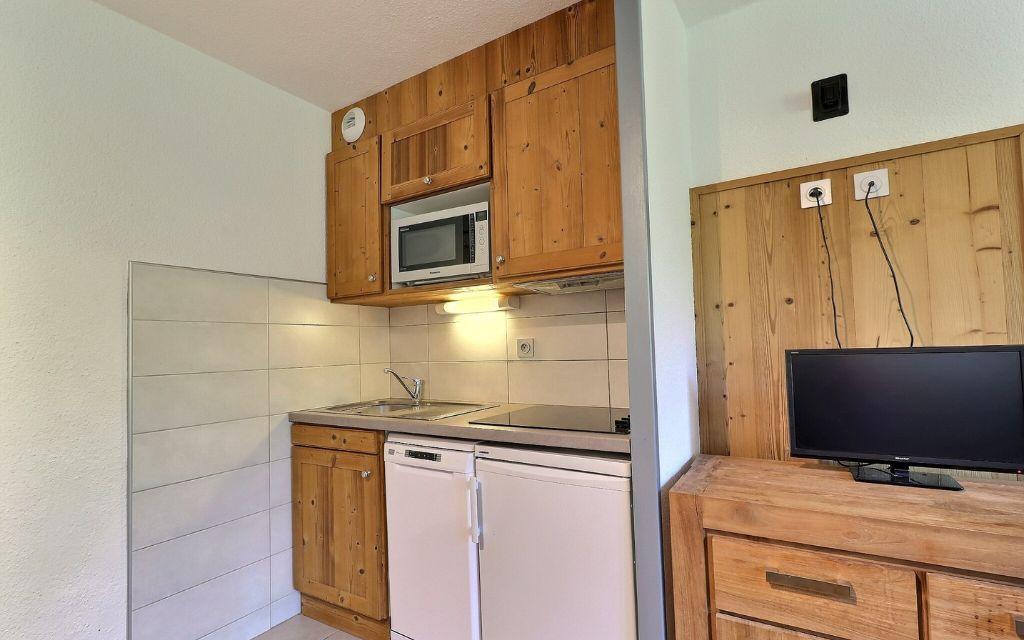 Slide Small fitted kitchen in an apartment in the Grand Bois residence in La Tania Courchevel