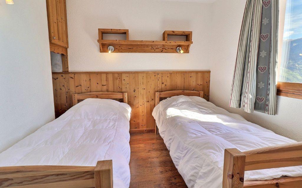 Slide Bedroom with two single beds in the Grand Bois residence in La Tania Courchevel