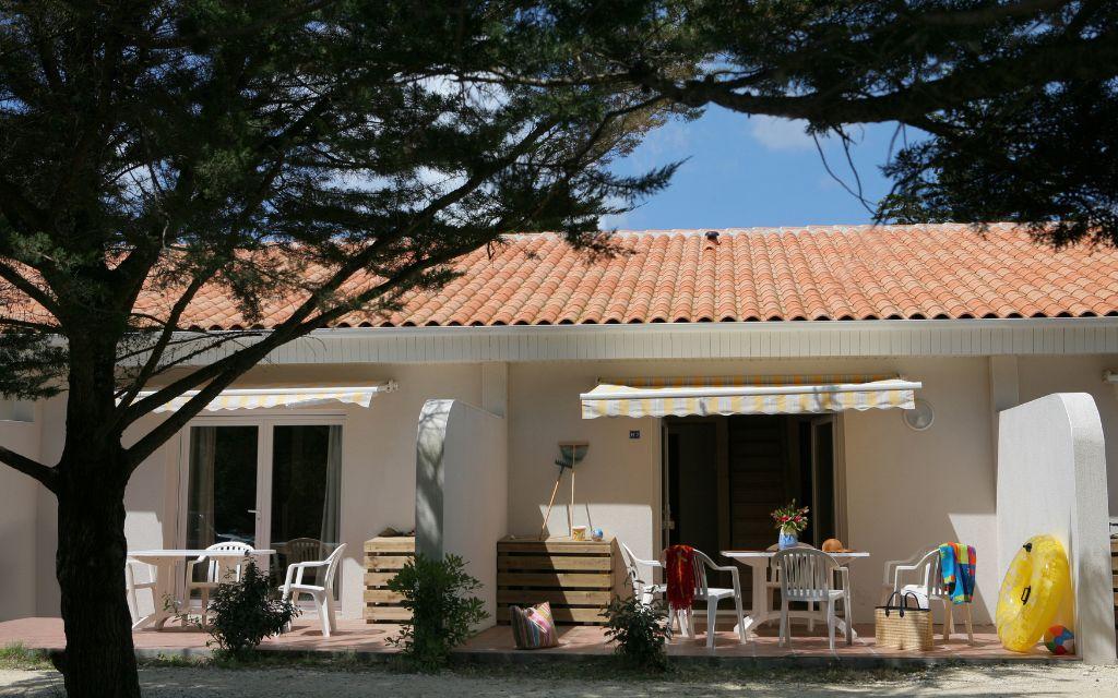 Slide Terrasse équipée avec mobilier de jardin dans les maisonnettes pour 5 personnes aux Sables Vignier à Oléron