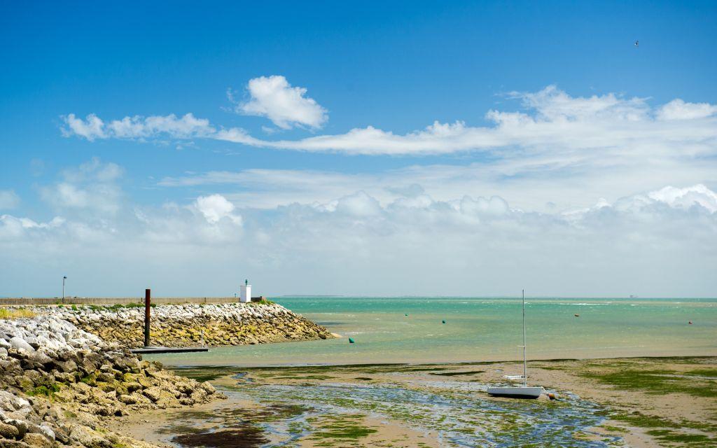 Slide Location aux Sables Vignier à Oléron à 300m de la plage
