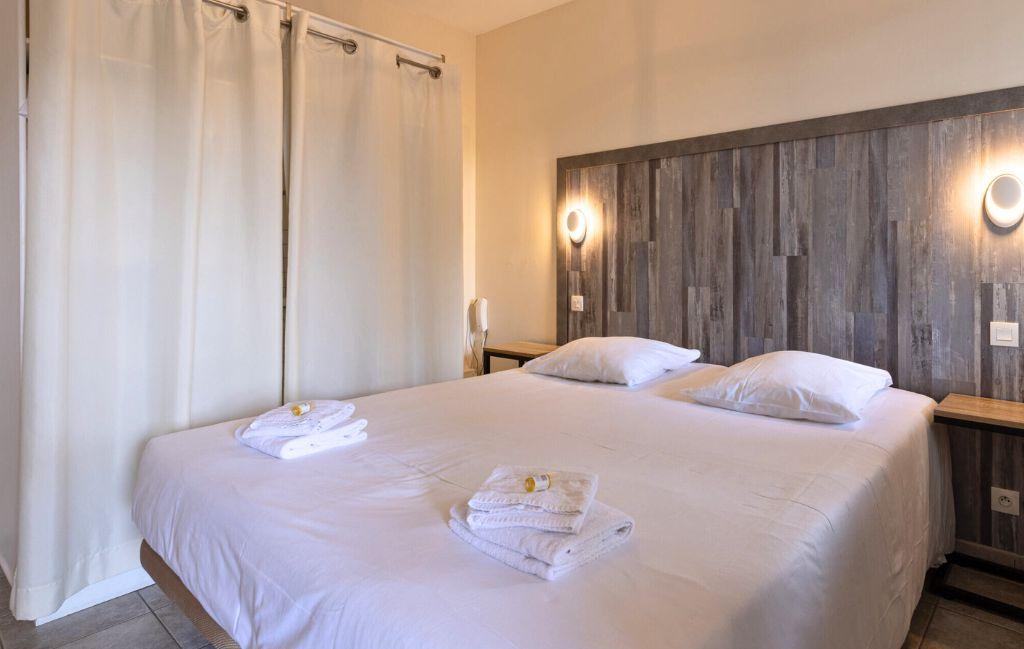 Slide Chambre avec un lit double et dressing au sein d’un appartement aux collines iduki