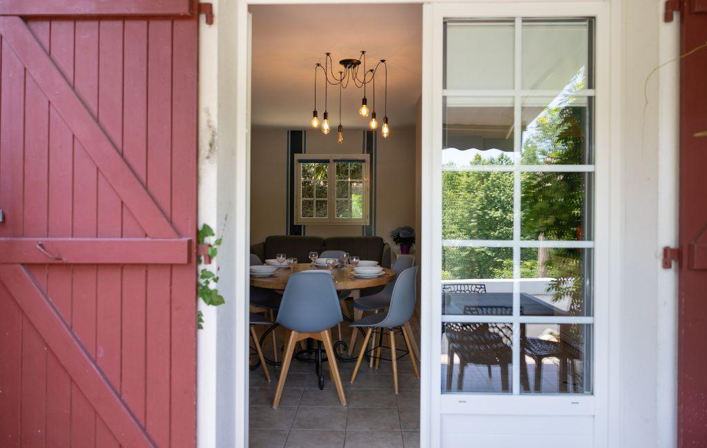 Slide Vue de l’extérieur vers l’intérieur d’un logement aux collines iduki