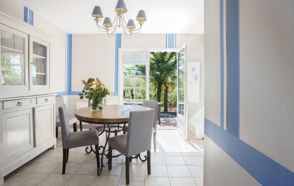 Slide Espace salle à manger avec table et buffet dans un appartement aux collines iduki