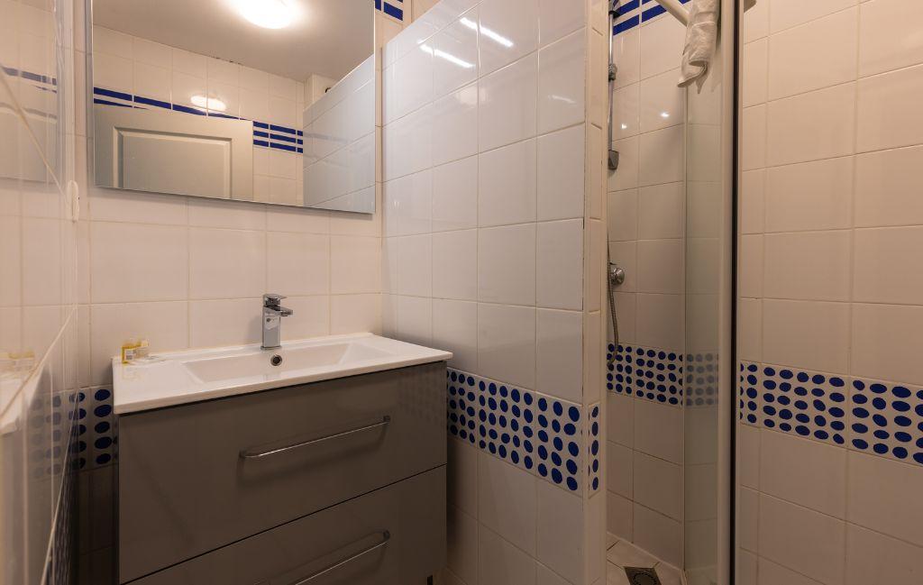 Slide Salle de douche avec douche et lavabo au sein d’un appartement 6 personnes aux collines iduki