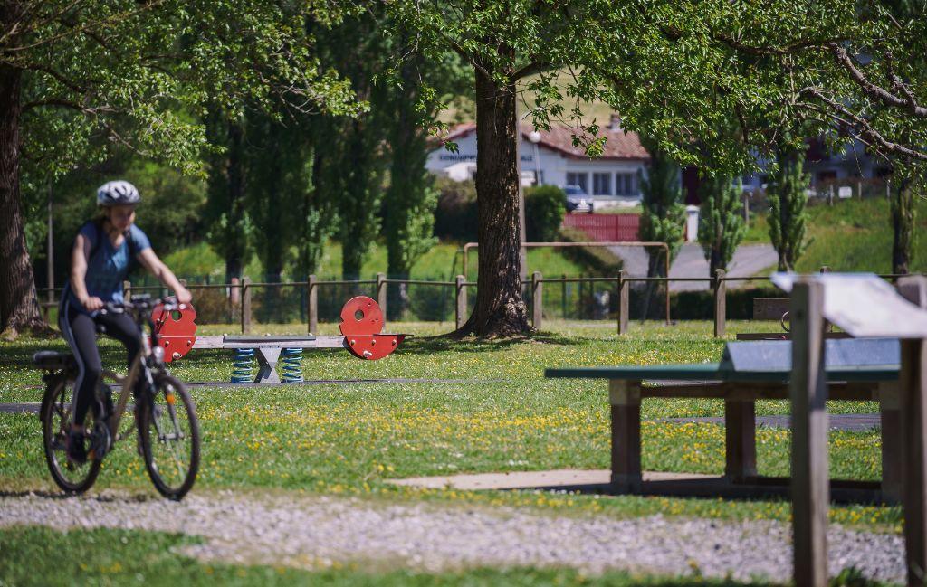 Slide Zone détente et jeux avec un cycliste aux collines iduki