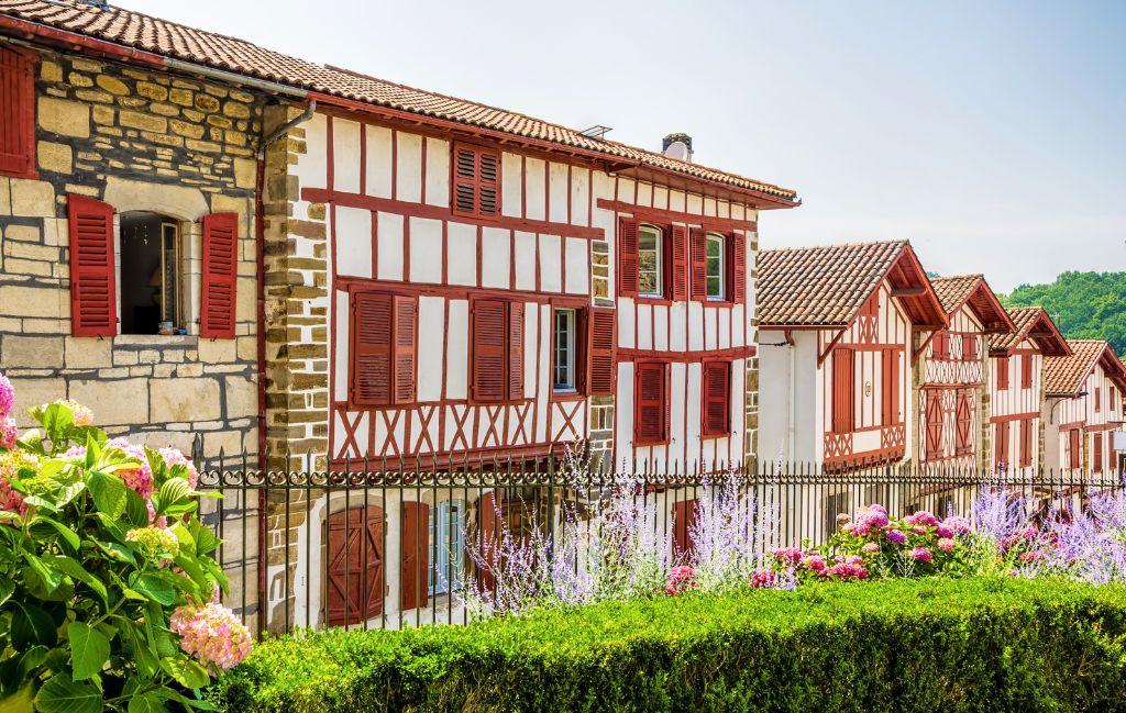 Slide Façades colorées basques dans le village de Bastide Clairence