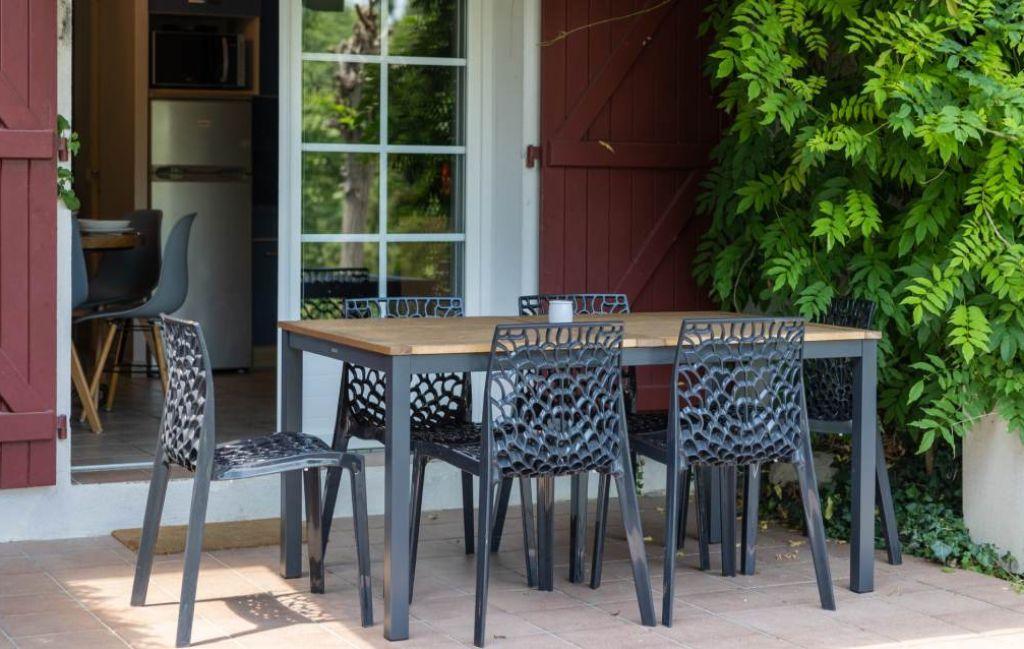 Slide Outdoor terrace with garden furniture at Les Collines Iduki