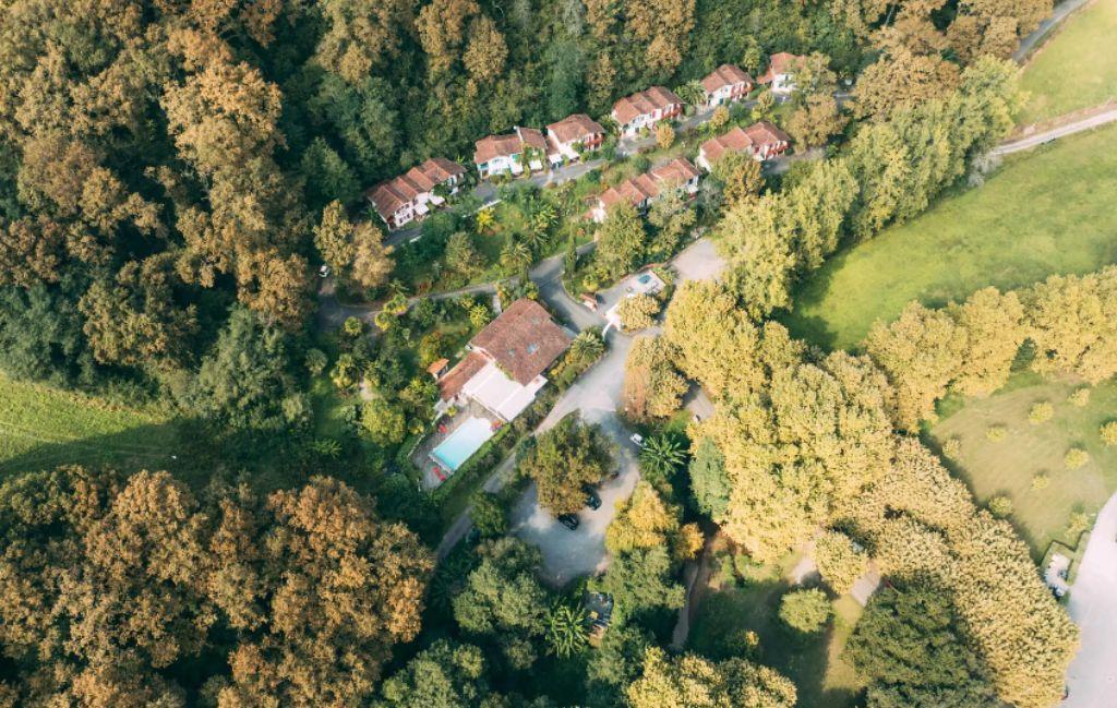 Slide Overview of the Iduki Hills estate from above, with a view of the swimming pool