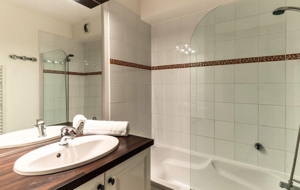 Slide Bathroom with bathtub, sink and bath towel at the Bourgeac estate