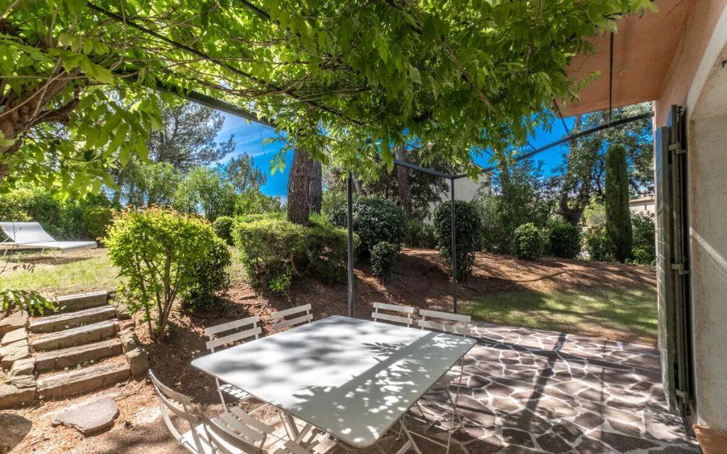 Slide Table and chairs available on the terrace of a hamlet house at Domaine de Saint-Endréol Golf & Spa Resort in La Motte-en-Provence