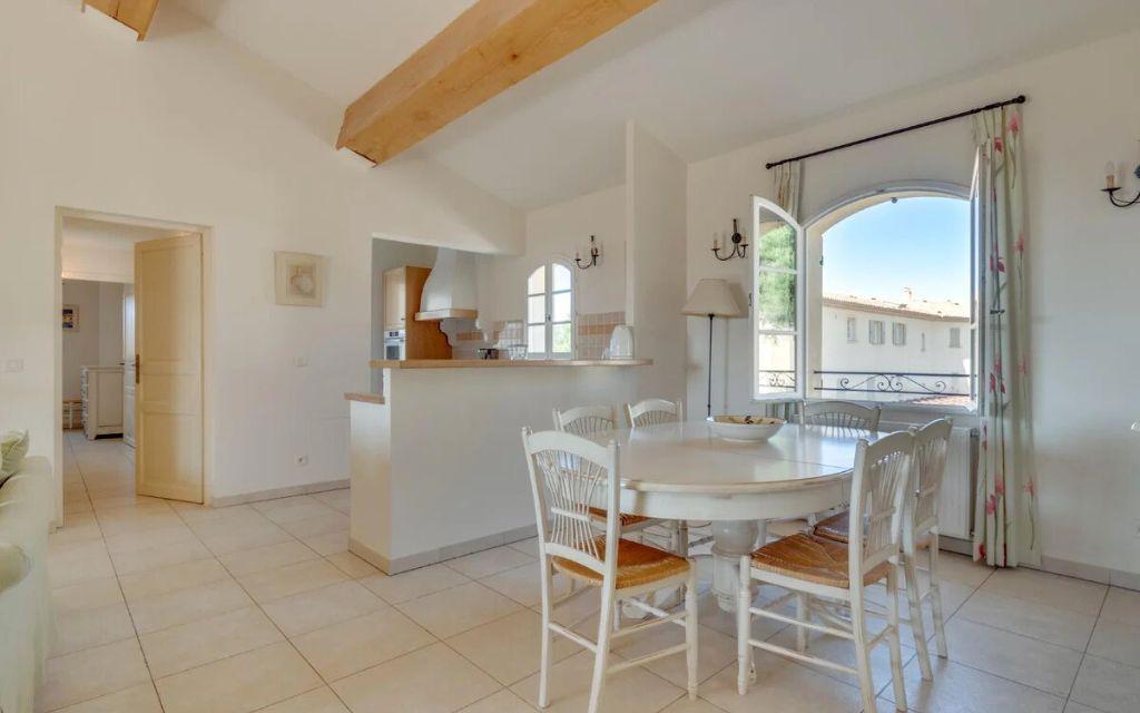 Slide Dining area to enjoy family meals in an apartment at Domaine de Saint-Endréol Golf & Spa Resort in La Motte-en-Provence