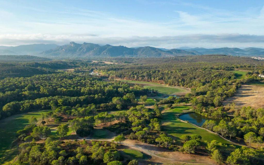 Slide Prestigious residence nestled in the heart of the Var countryside: Domaine de Saint-Endréol Golf & Spa Resort in La Motte-en-Provence