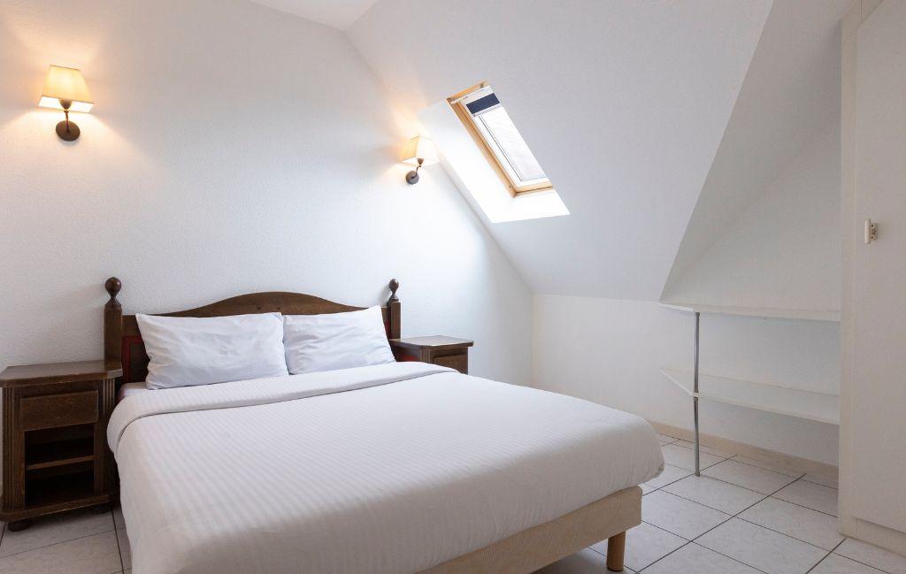 Slide Chambre double principale dans les logements de la résidence Le Domaine des Rois à Bergheim