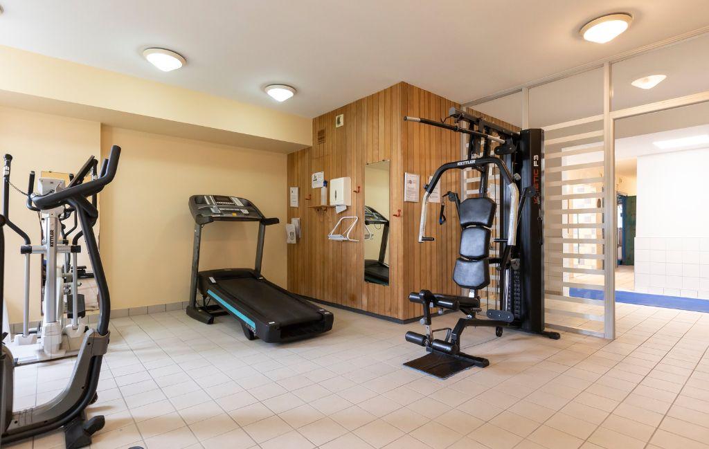 Slide Salle de sport avec équipements et machines mis à disposition dans le résidence Le Domaine des Rois à Bergheim