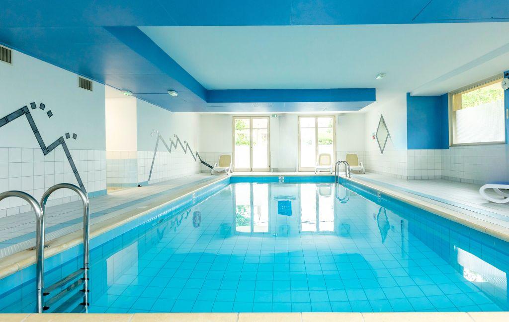 Slide Piscine intérieure chauffée à la résidence Domaine des Rois à Bergheim