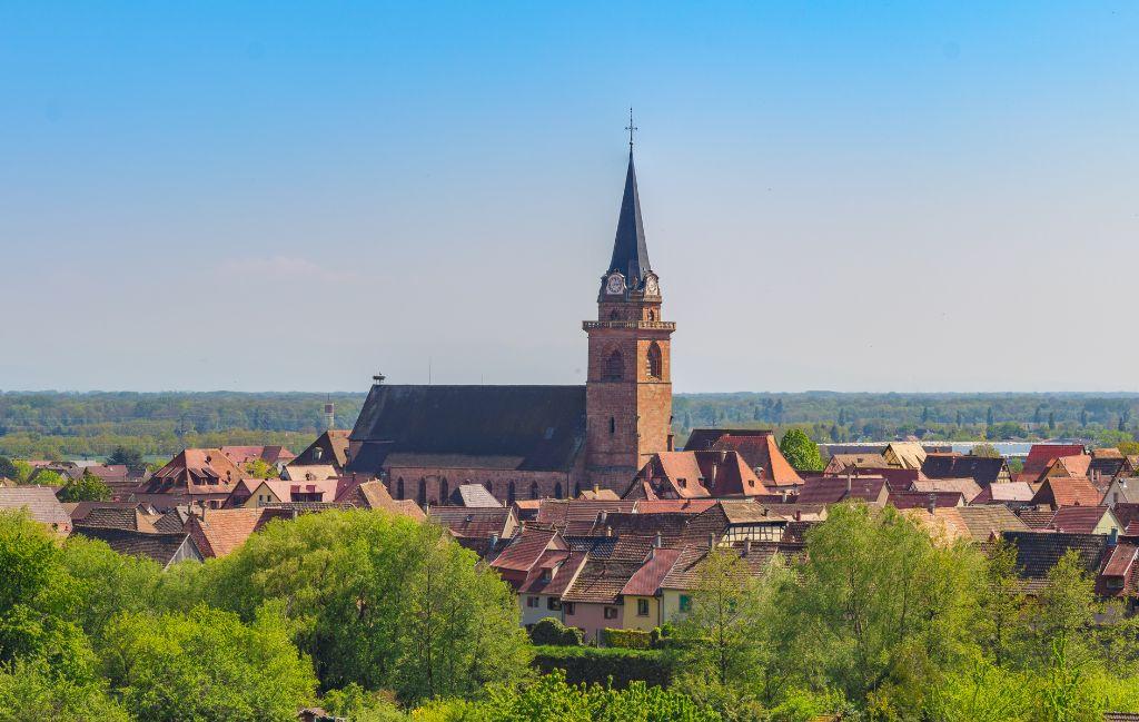 Slide Bergheim et son clocher historique proche de la résidence Le Domaine des Rois