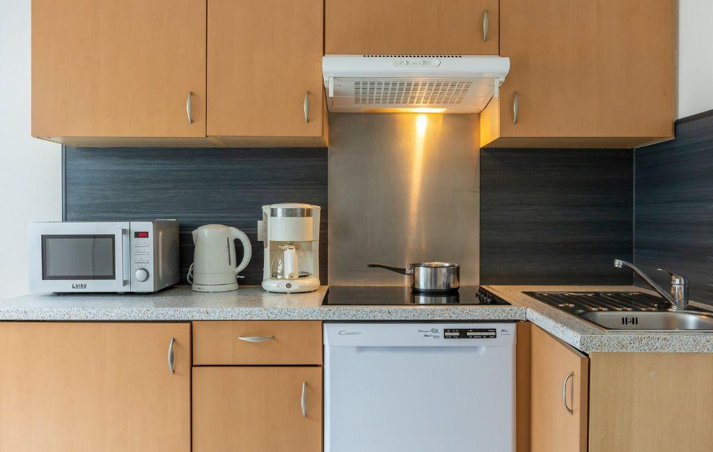 Slide Fully equipped and functional kitchen with everything needed to prepare delicious Alsatian dishes in the accommodation of the residence Le Domaine des Rois in Bergheim