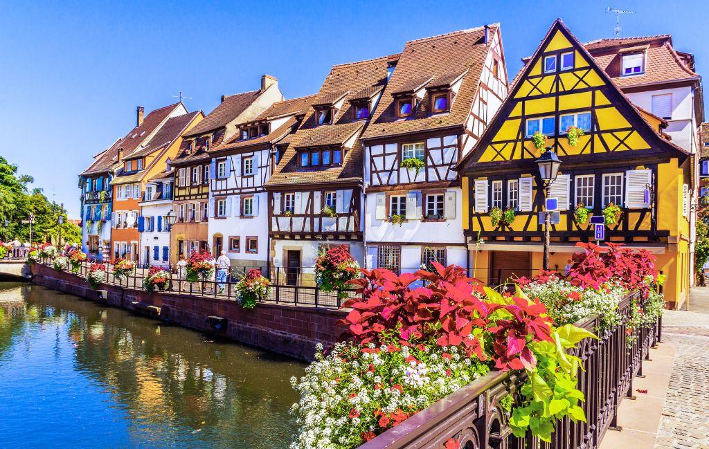 Slide Colmar and its canals located 25 minutes by car from the residence Le Domaine des Rois in Bergheim