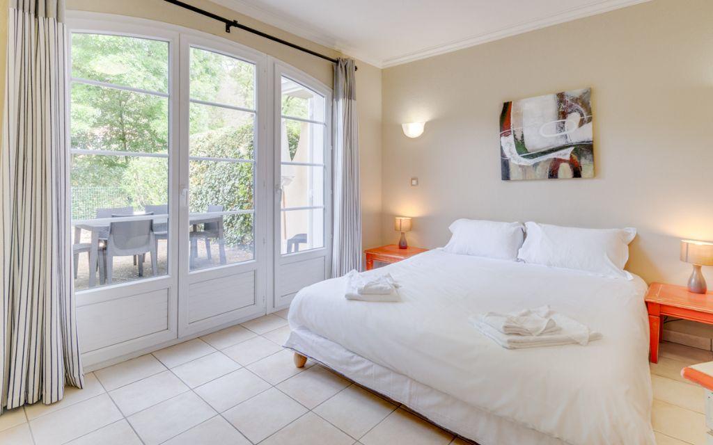 Slide Lit d’un studio du Domaine de Camiole avec accès à une terrasse extérieure