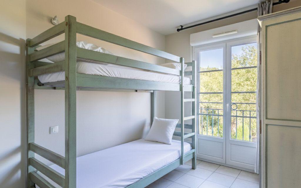 Slide Chambre avec un lit superposé dans un appartement du Domaine de Camiole