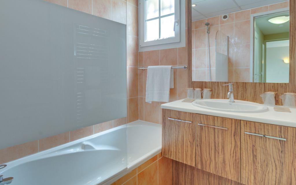 Slide Salle de bain avec lavabo et baignoire au Domaine de Camiole