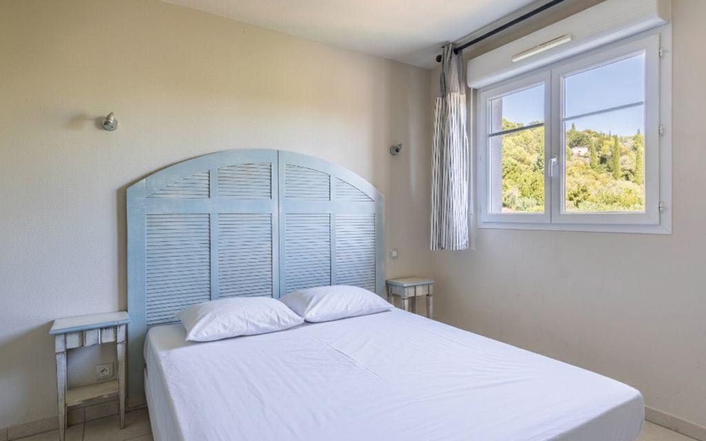 Slide Bedroom with a double bed and bedside tables in an apartment at Domaine de Camiole