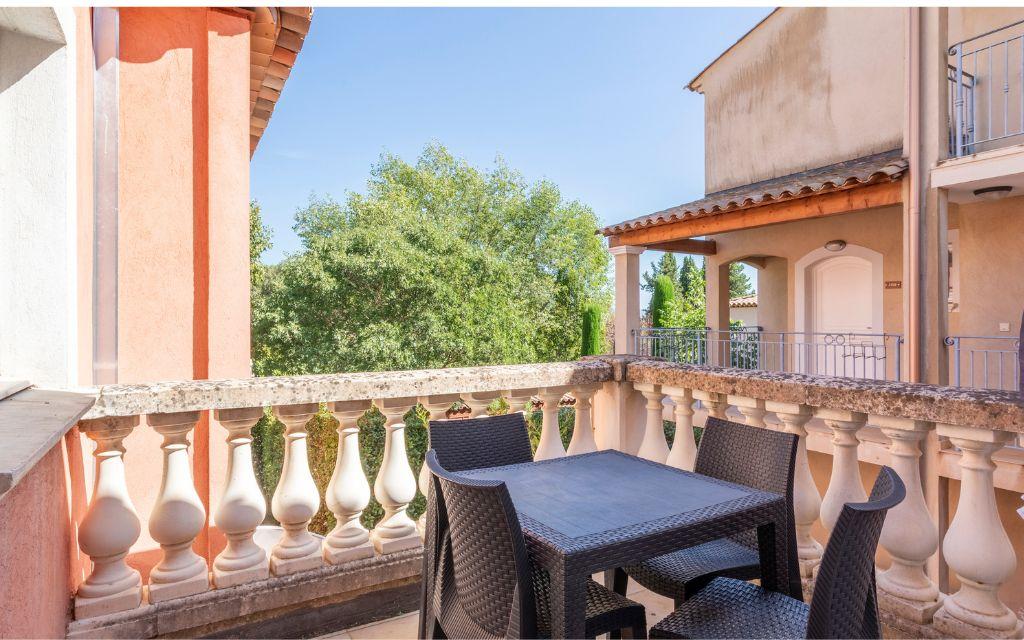 Slide Balcony with outdoor furniture in an apartment at Domaine de Camiole