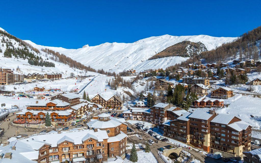 Slide Val d’Allos ski resort in the heart of the village