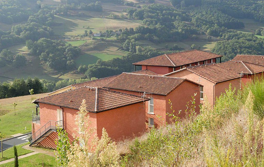 Slide Vue de dos des bâtiment de la résidence La Marquisié et sur les collines au fond