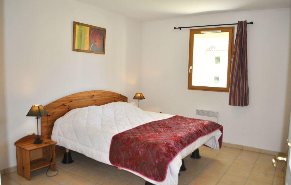 Slide Chambre double principale avec couette rouge au Hameau des Sources à Montbrun-les-Bains