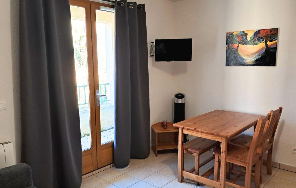 Slide Dining area of the studio at the Le Hameau des Sources residence in Montbrun-les-Bains