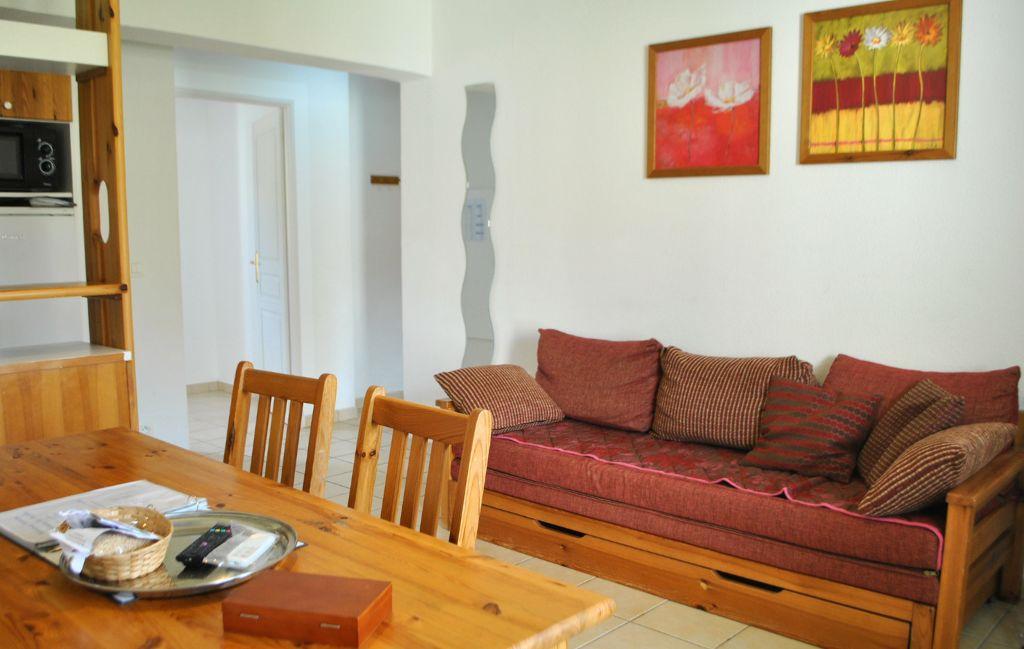 Slide Living room with sofa bed in one of the accommodations at Le Hameau des Sources in Montbrun-les-Bains