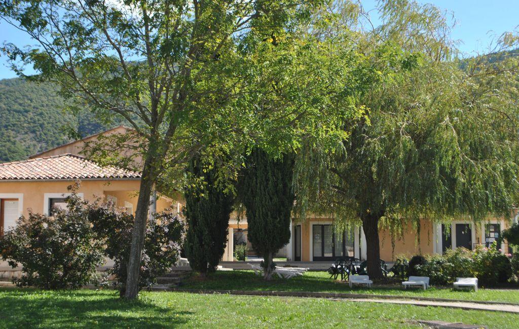 Slide Green outdoor spaces at the Le Hameau des Sources residence in Montbrun-les-Bains