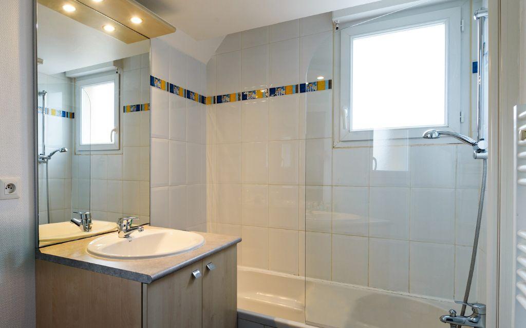 Slide Bathroom with bathtub and sink at Les Roches Douvres in Saint-Briac-sur-Mer