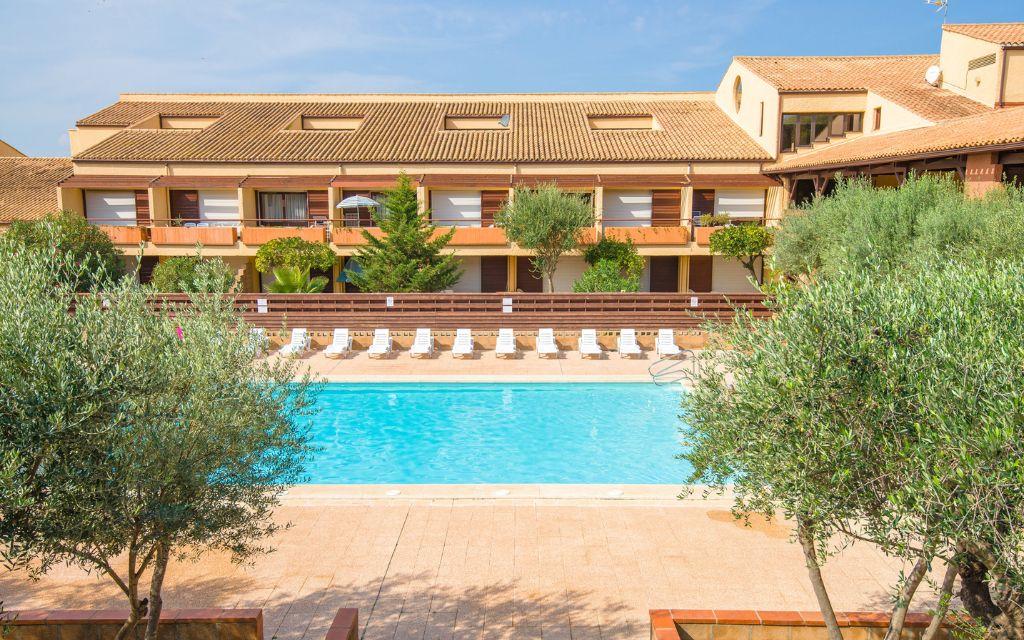 Slide Vue horizontale de la piscine extérieure de la résidence du Golf