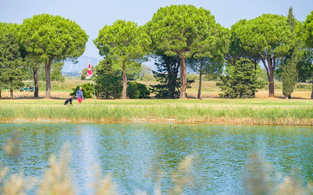 Slide Plan d’eau avec de la verdure à côté de la résidence du golf à Saint-Cyprien-plage