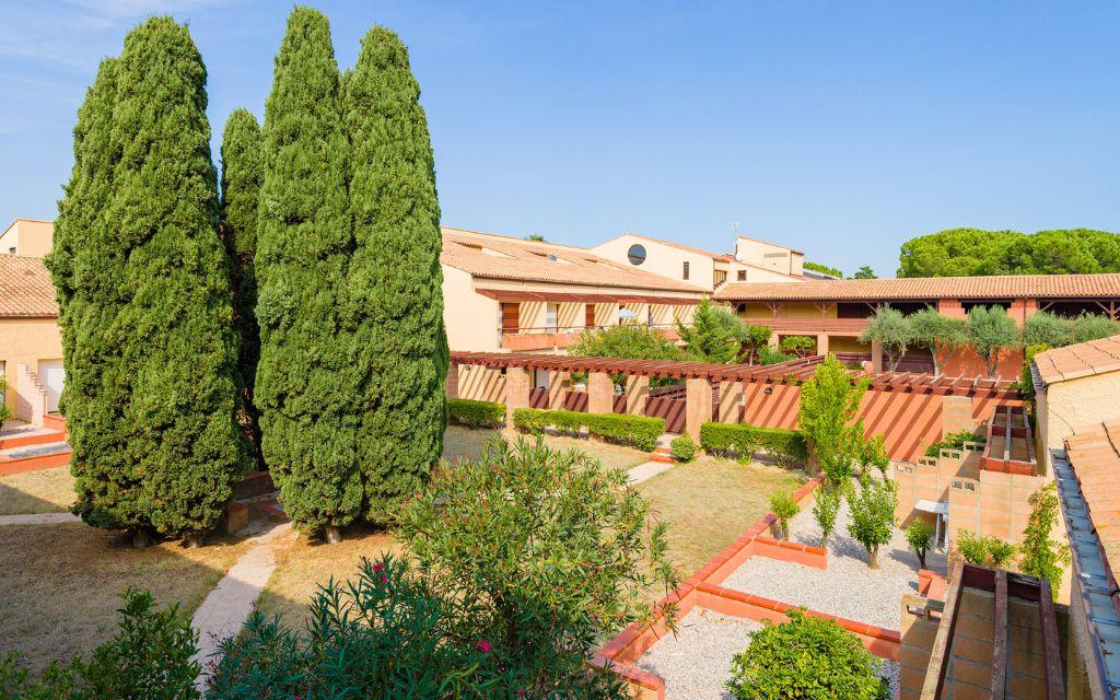 Slide View of the outdoor areas of Résidence du Golf under bright sunshine