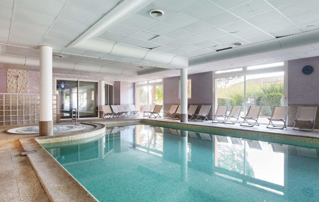 Slide Piscine intérieure chauffée au sein de la résidence licorne de haute Provence